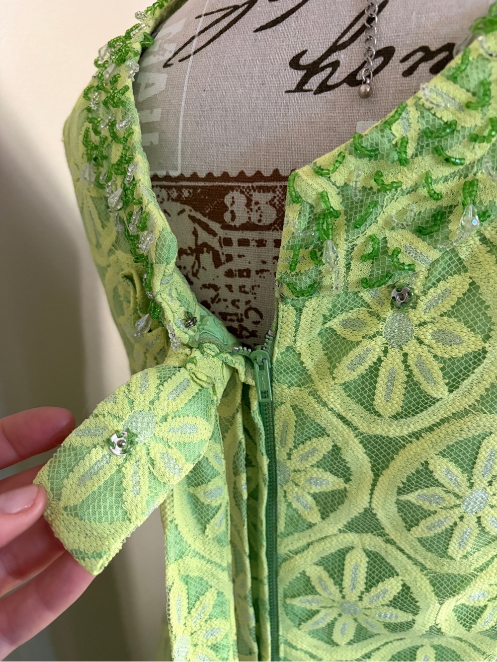 Vintage 1960’s lace lime green shift dress with beaded collar and back bow - Picture 15 of 15
